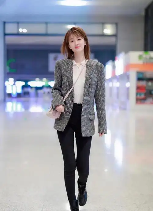 乔欣终于秀身材身穿白色v领连衣裙清新优雅大长腿实力抢镜