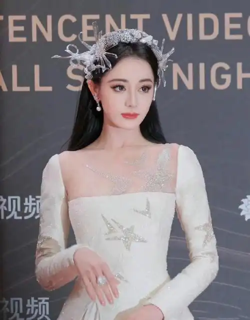 迪丽热巴红毯上迷路好可爱原来自称i人是真的