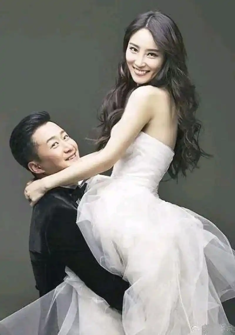 吴京与谢楠的婚纱照,还是第一次看到谢楠留长头发,与短头发的气质完全