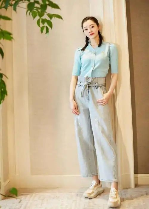 宋轶海边漫步也不忘健身伸臂时意外秀出柳腰好身材全靠练