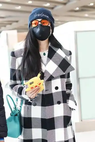 范冰冰现身北京机场,及地黑白格子大衣好霸气