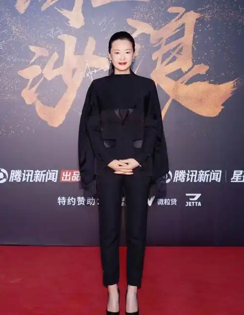 郭晶晶身材太有优势了,白色斗篷西装裙配长裤,随便穿都好显高_的设计