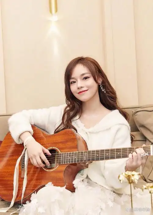 《黄霄云再引热议,能否重返"歌手"舞台成焦点》