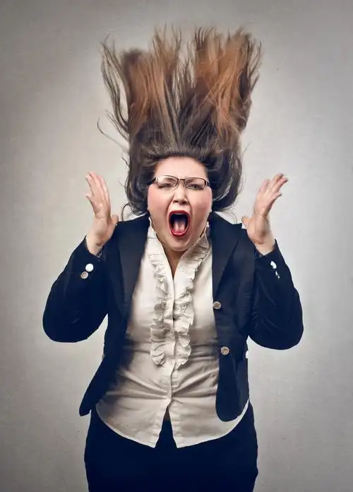 愤怒尖叫的女人焦虑暴躁