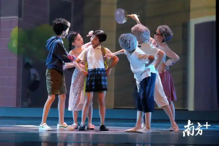 家有二孩的,真应该来看看这部舞台剧