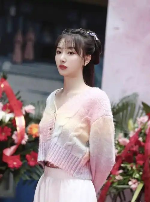 孔雪儿穿出了春天娇美感,新剧开机造型可爱,彩虹感毛衣露脐
