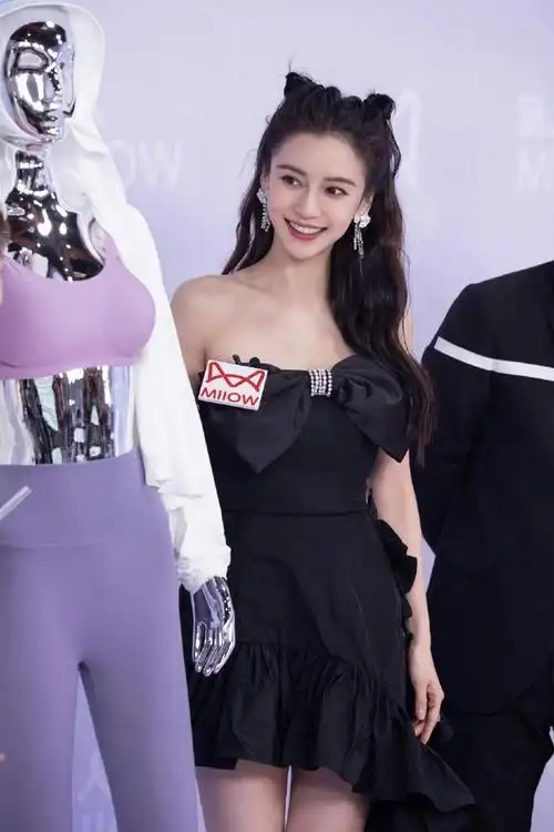 杨颖猫耳发型被讨论!黑色蝴蝶抹胸搭配不规则裙,少女感十足