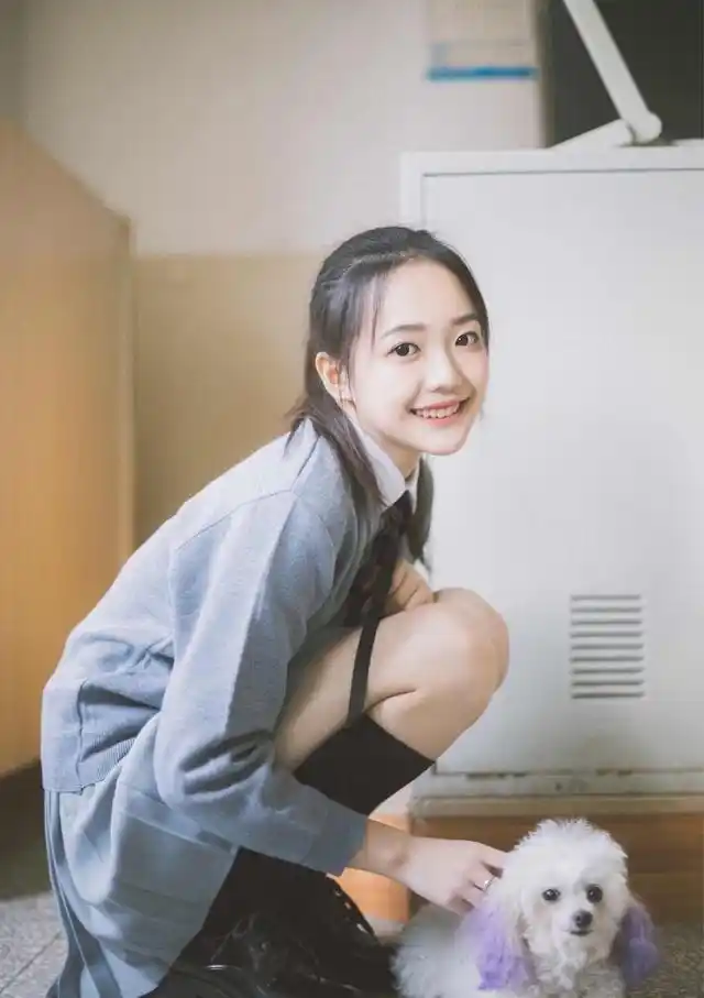 清纯漂亮的白衬衣迷你短裙女学生制服写真