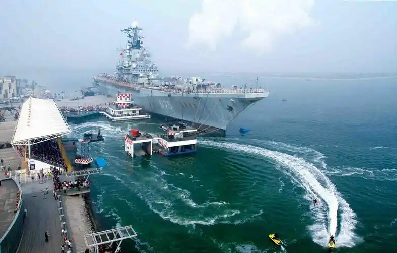 p>天津滨海航母主题公园(以下简称"滨海航母")位于天津市滨海新区