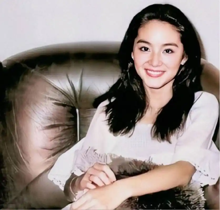 美得不可方物犹如天仙 林青霞,年轻时清纯与英气交相辉映,美得简直不