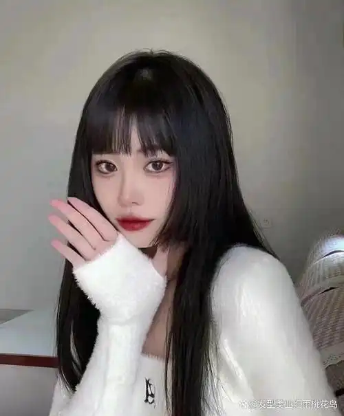 搭配刘海染的公主切也很好看,有一种漫画走出来的感觉,粉蓝色的刘海染