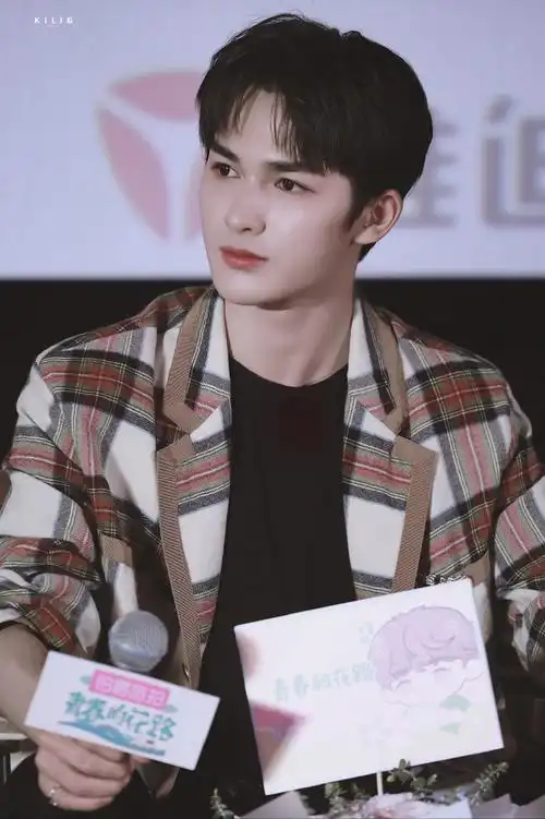 青春的花路发布会朱正廷淡定认领随缘担当