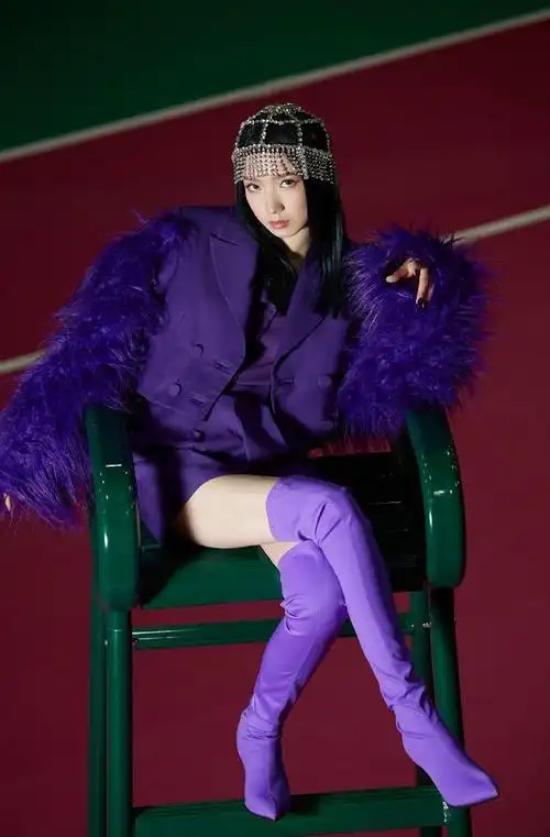 孟美岐新歌舞台造型,挑战紫色过膝靴大秀长腿,又a又飒