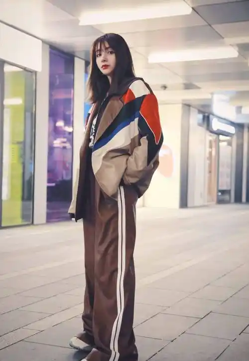 麦迪娜身穿时尚装现身活动,身材火辣诱人,怪不得姜潮宠她似公主_卫衣