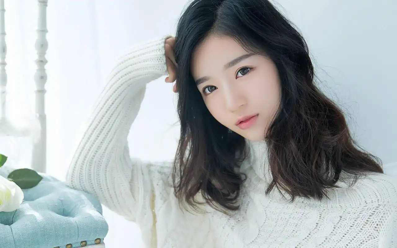气质女神白色毛衣性感美女写真桌面壁纸