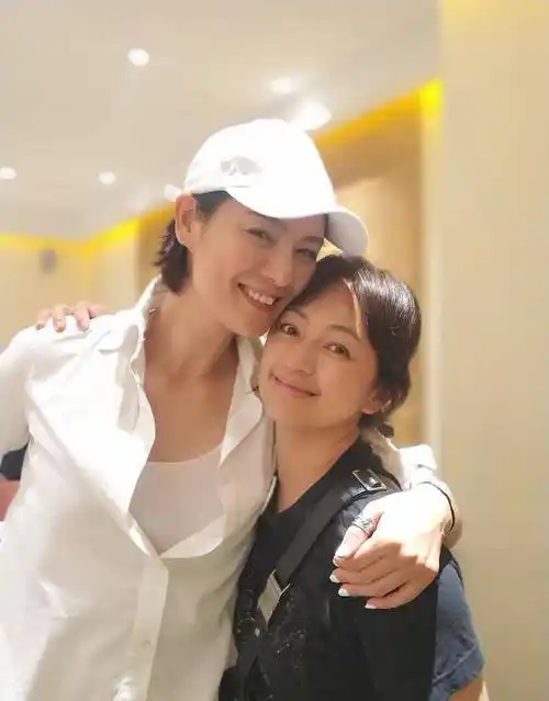 罗海琼:37岁嫁入豪门,42岁高龄生二胎,如今两个女儿成她骄傲_舞蹈