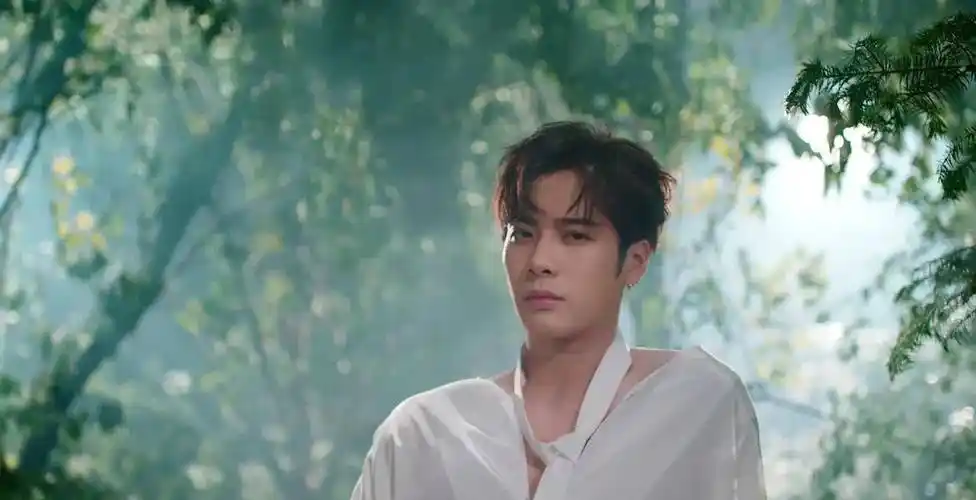 舞台上的王嘉尔是光芒万丈的酷男孩,如刀削般冷峻的面庞,搭配上高冷的