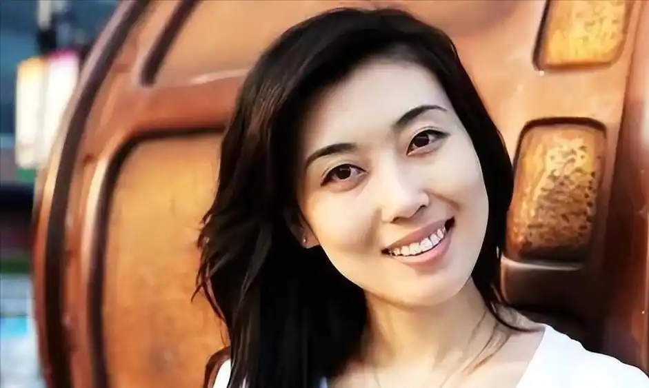 央视主持人李红:经历逃婚,被造谣嫁入豪门,现在生活怎样了?