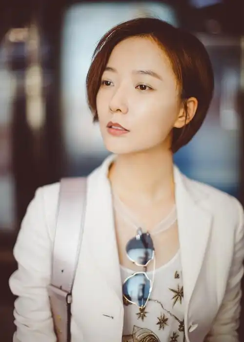 6 王珞丹着潮装现身机场 启程戛纳电影节