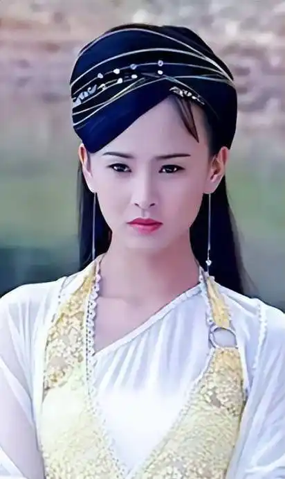 三公主黄儿(王晶)傲娇起来的模样真的是很好看,感觉橙儿笑起来好好看