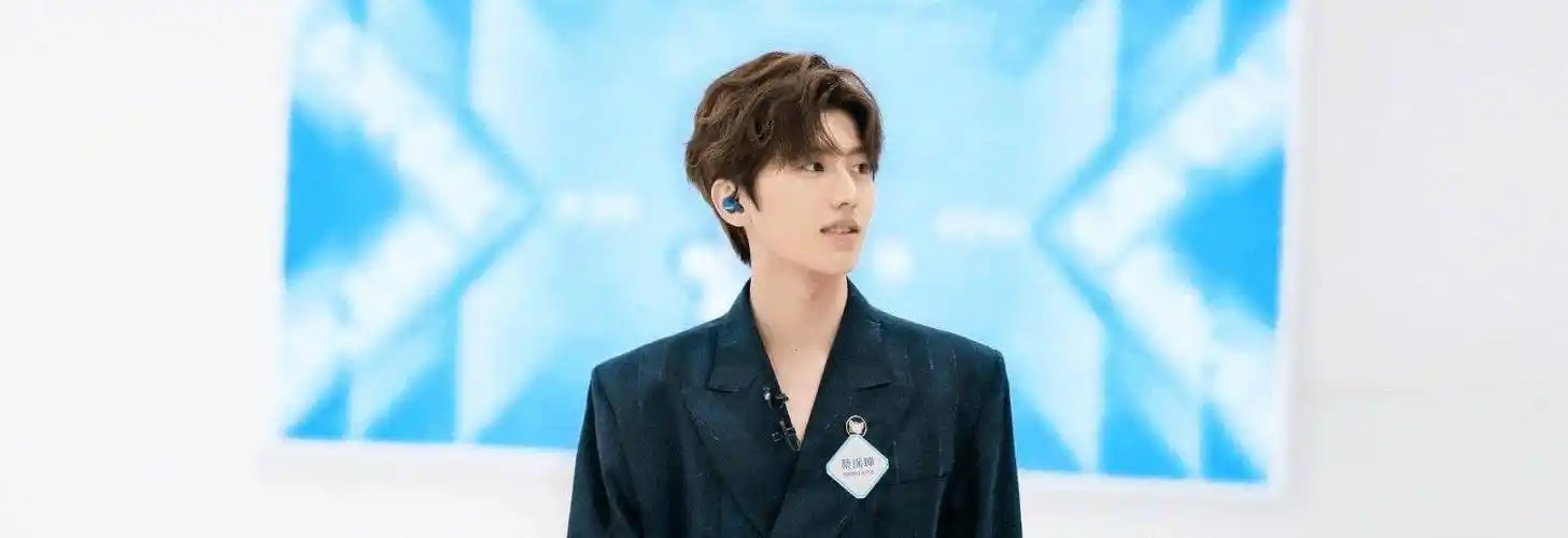 鞠婧祎,虞书欣撞上同款造型,都是94后,状态大不一样_蔡徐坤_lisa_节目