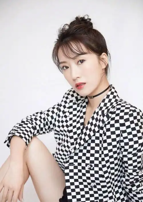 阔太李念长相漂亮精致,身材火辣性感,哪怕已经33岁也依然保持着靓丽