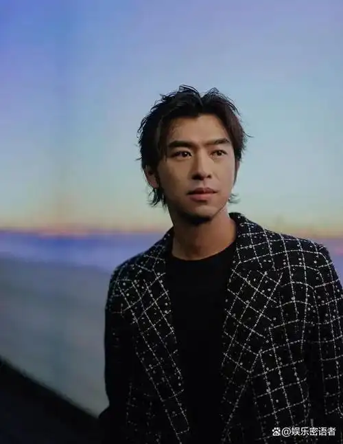 桂纶镁陈柏霖巴黎甜蜜同框,网友:《蓝色大门》重现?