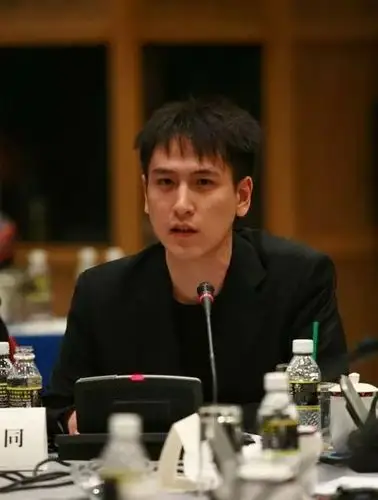 每帮到一个人都让他不断提醒自己富有是一种责任真