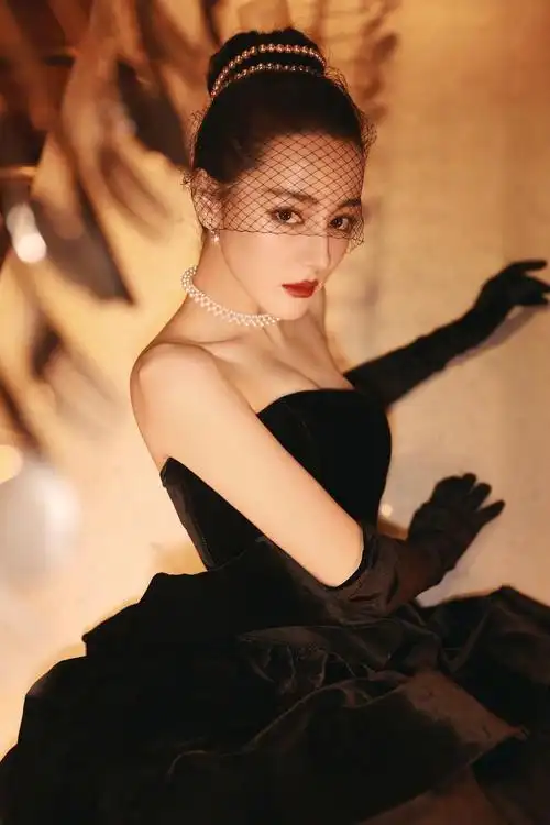 228迪丽热巴微博之夜的第二套造型一袭黑色丝质露肩礼服致敬赫本的