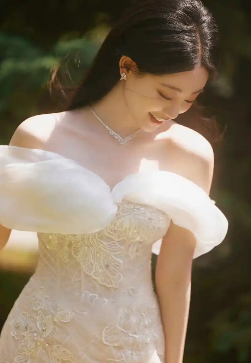 明星穿搭# #祝绪丹#  祝绪丹一袭白色抹胸长裙,仙气飘飘好唯美好友排