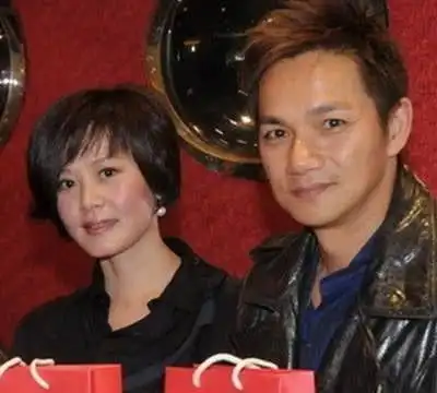 他演反派角色成名,娶上海美女为妻,如今54岁婚姻幸福让人羡慕