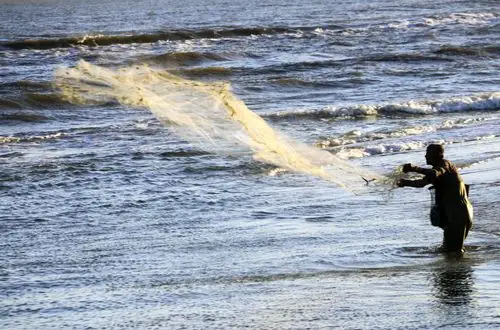 渔民撒网捕鱼,大网里载满了他们的喜悦与幸福