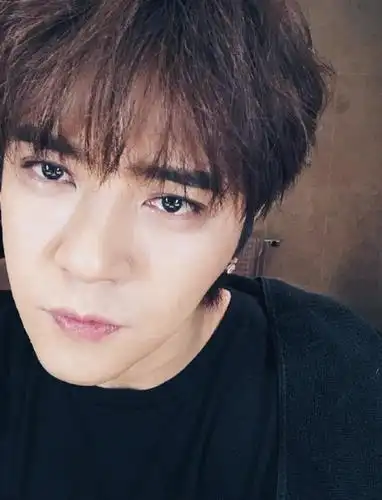 罗志祥对镜自拍帅气依旧超冻龄 比耶呲牙搞怪逗趣