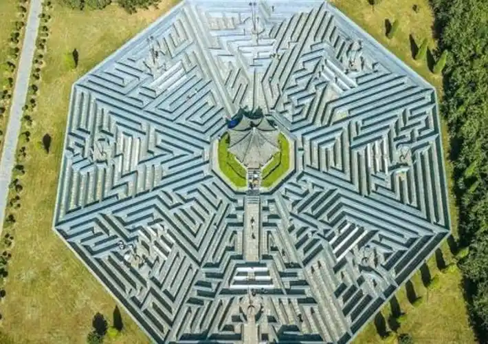 八卦阵学名为九宫八卦阵,是一种古代的军事阵法,相传为诸葛亮发明.