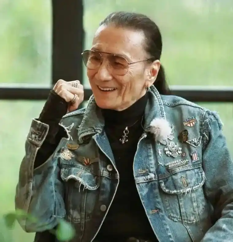 87岁谢贤操劳过度患重病,突然瘫痪紧急入院?谢霆锋回应了_腾讯新闻