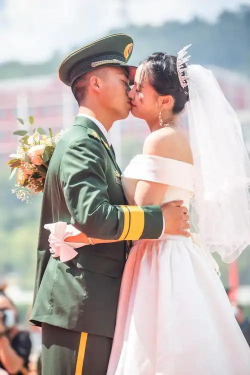 贵州毕节军人集体婚礼喜迎建军节