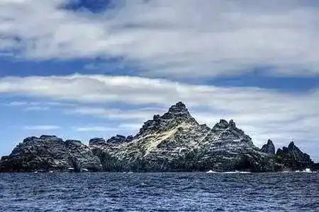 今天全球君就来介绍世界上最恐怖的那些怪岛屿,他们有的能分能合,有的