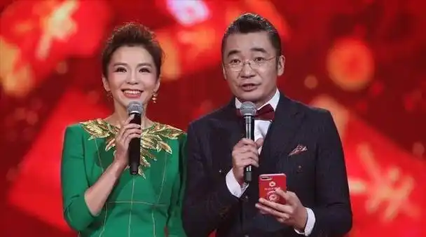 他是央视最低调的主持人为工作奉献22载娶初恋31岁才当爹