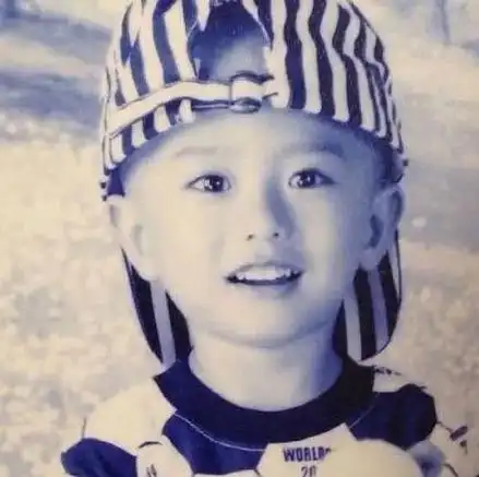 肖战小时候和长大后的照片对比肖战小时候和长大后对比照片