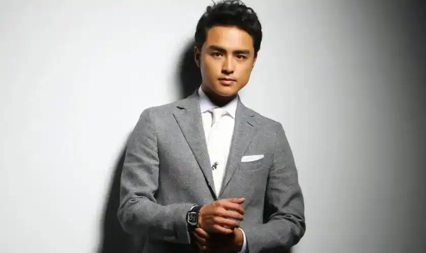 42岁明道练习打拳,胡子拉碴大肚腩凸起明显,男神形象不复存在