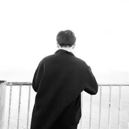 黑白帅气头像男生背影图片