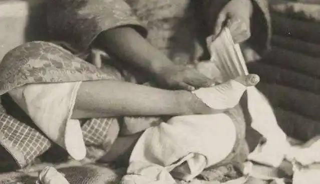 一位裹脚女子,15岁凭"三寸金莲"嫁大户,脚一洗就痛_刘娘_女儿_小脚
