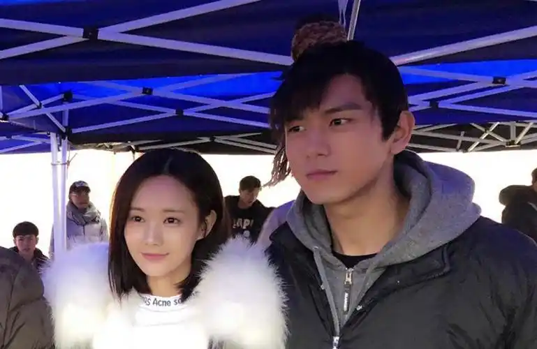 李一桐采访遇尴尬,李现主动解围,展示"现男友"暖心一面 "