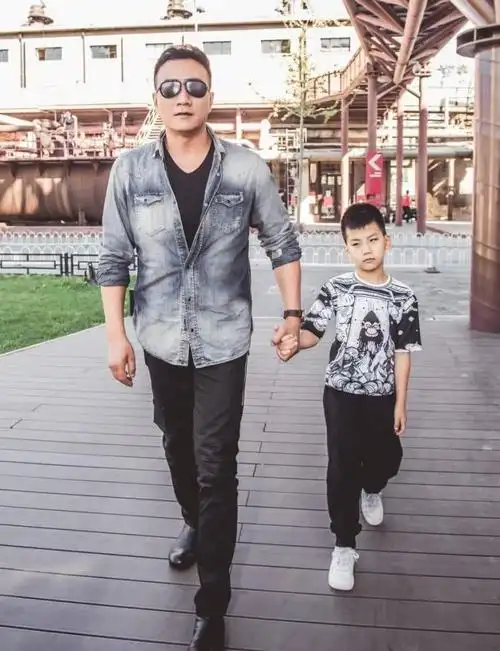 回顾胡军台上霸气硬汉把温柔给了两个女人儿子却不像亲生的