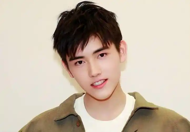 同样是陈凯歌的儿子,把陈飞宇和陈雨昂一对比,差距立马就出来了_洪晃_