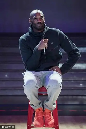 科比现身法国搭档图里亚夫参加活动 黑色连帽衫配红战靴一脸轻松