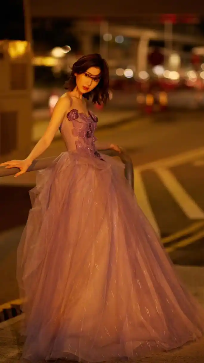 毛晓彤街边美拍:齐肩短发,酷美