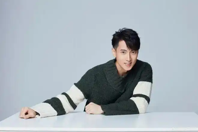 42岁吴尊晒老同学合照像两辈人网友硬是把同学熬成爹