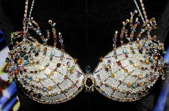 即便是穿上也只能做展示用,当作一件艺术品,是我等小老百姓无福消受的