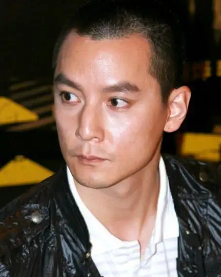 颜值即正义吴彦祖晒圆寸近照粉丝勇气可嘉